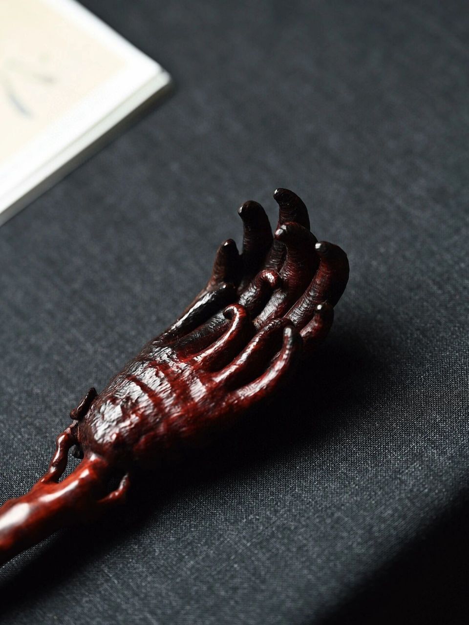 佛手皱卷自然,入目可造景,把玩可怡情,祝颂福寿安康. 41*4.