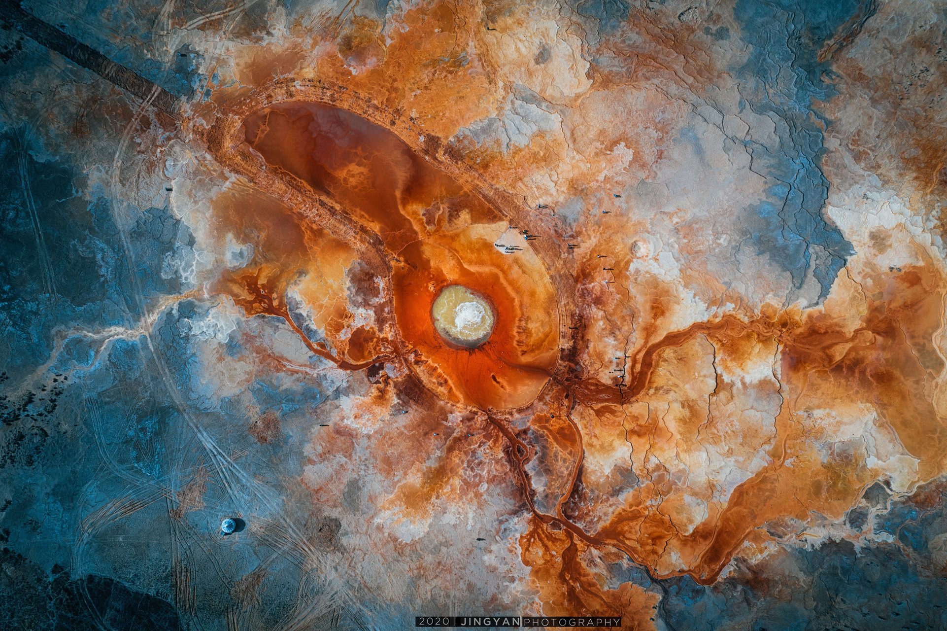 位于青海海西蒙古族藏族自治州的"艾肯泉",又称"恶魔之眼".