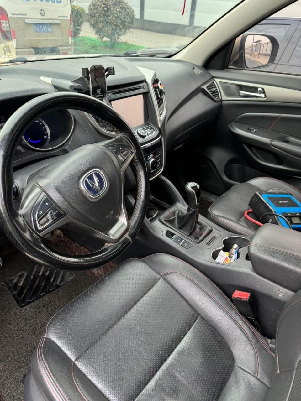 15年长安cs75 手动豪华型 此车搭载2.0l发动机 6挡手动变速箱 9.