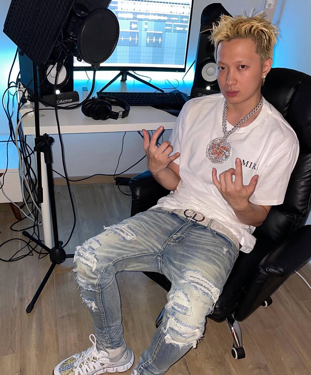 rapper发型推荐:asen艾志恒 asen的发型其实就是中长发 两侧收短 主要