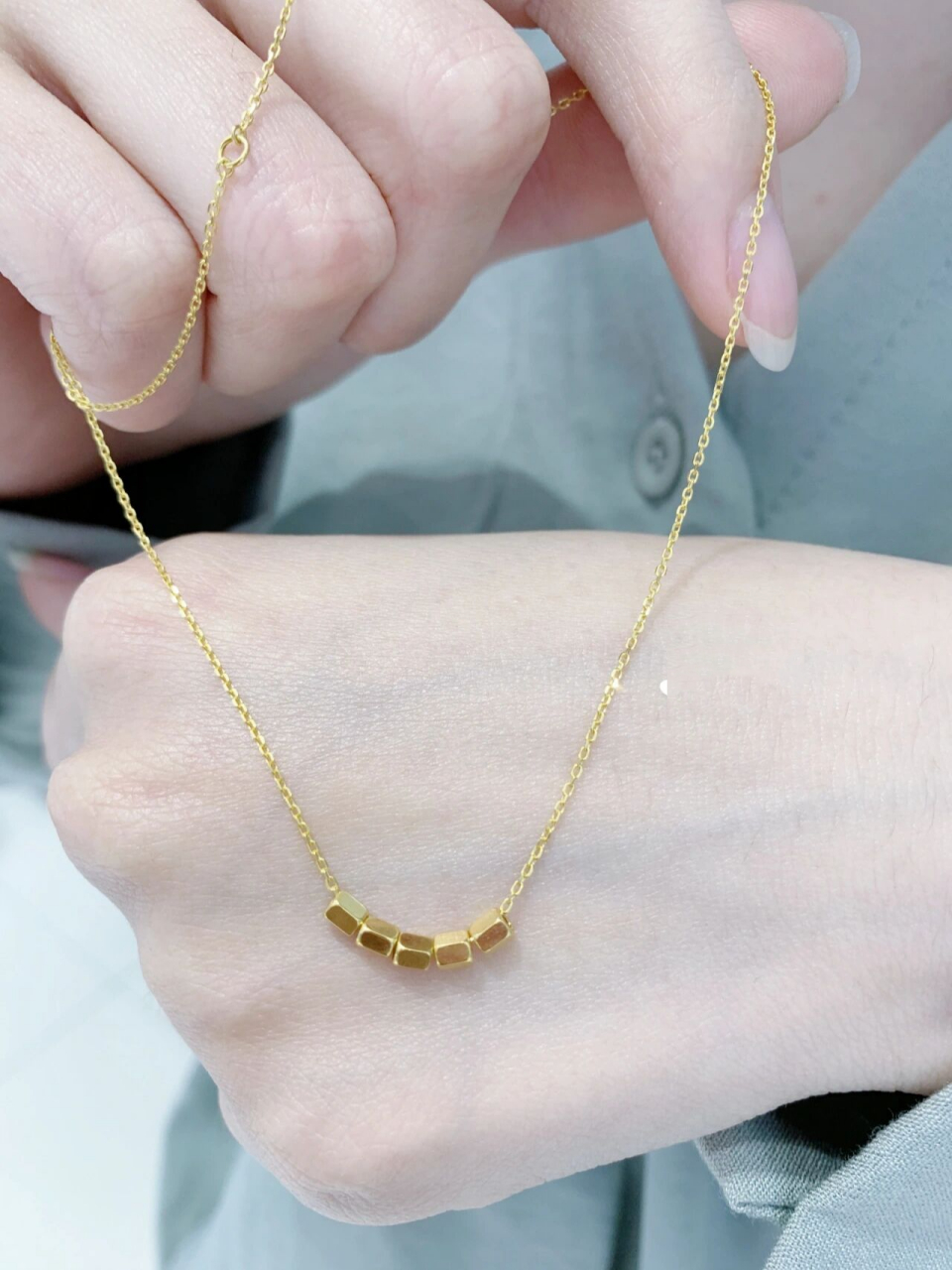 周大福这条足金小方块项链也太好看了吧~ 上身秒变韩国欧尼有么有 