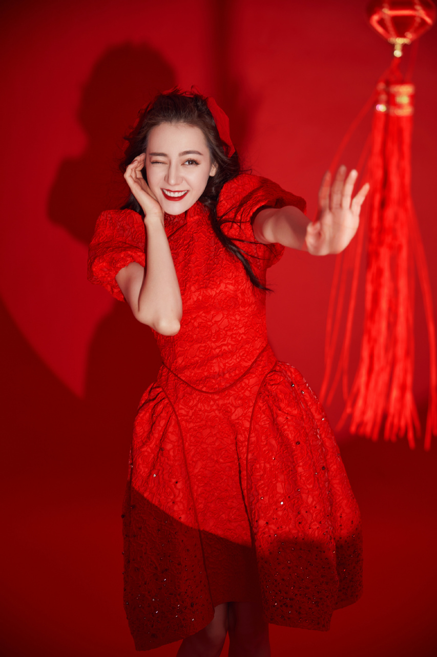迪丽热巴,红裙喜庆甜美图集