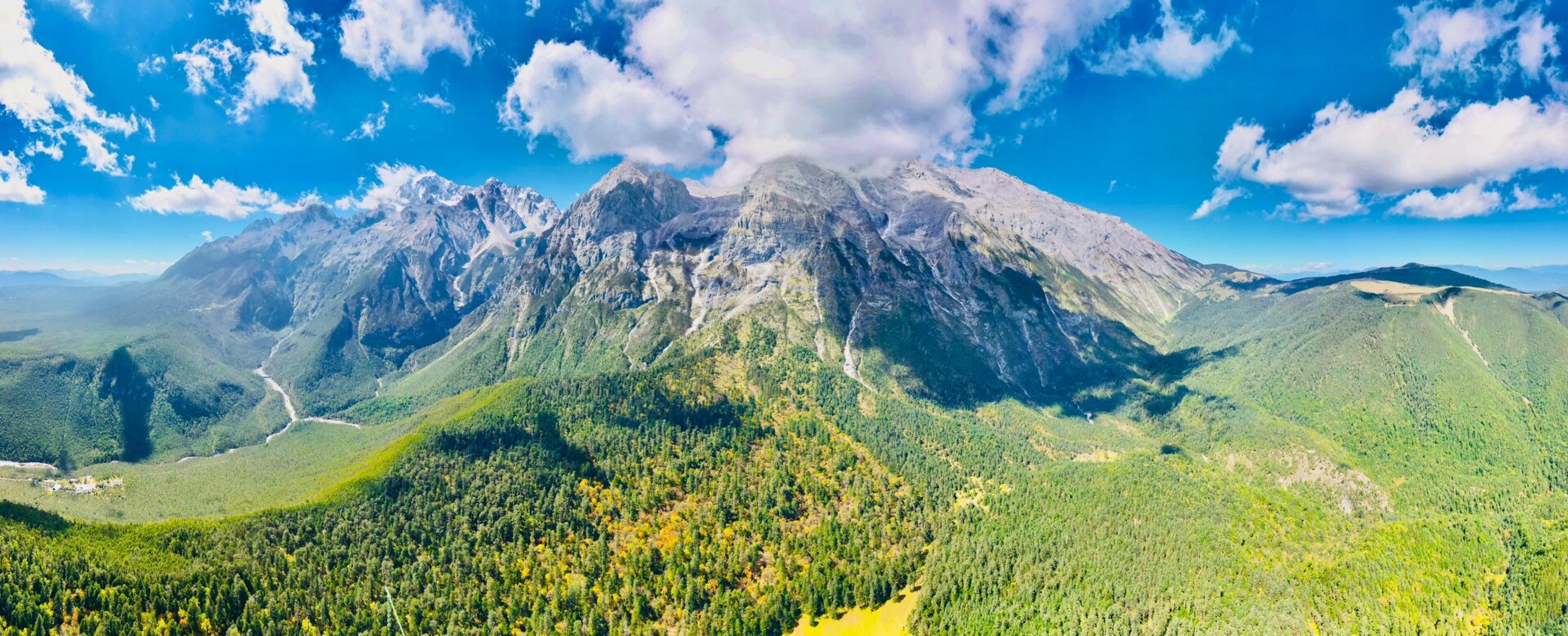 这是一组打卡玉龙雪山的风景照 玉龙雪山海拔5596米 乘坐小索道到达