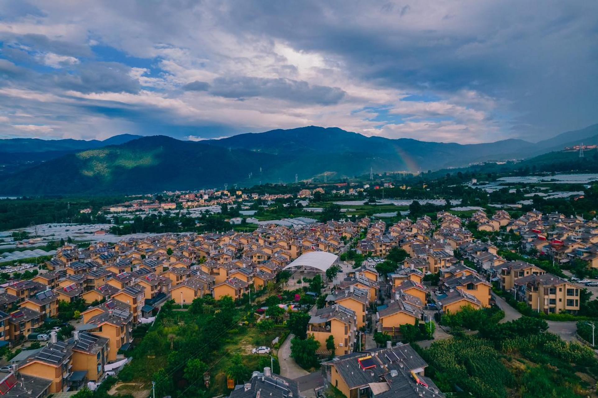大石板村,位于邛海南滨,靠着螺髻山,有600年的历史了,当年它可是茶马