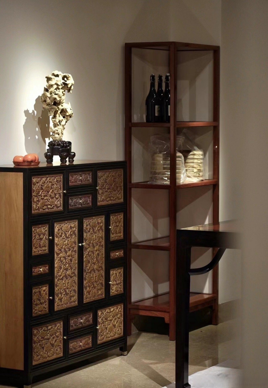 清宫旧藏·蝠纹多宝阁万福柜 紫檀为框,镶嵌黄花梨,以万字纹为底,蝙蝠