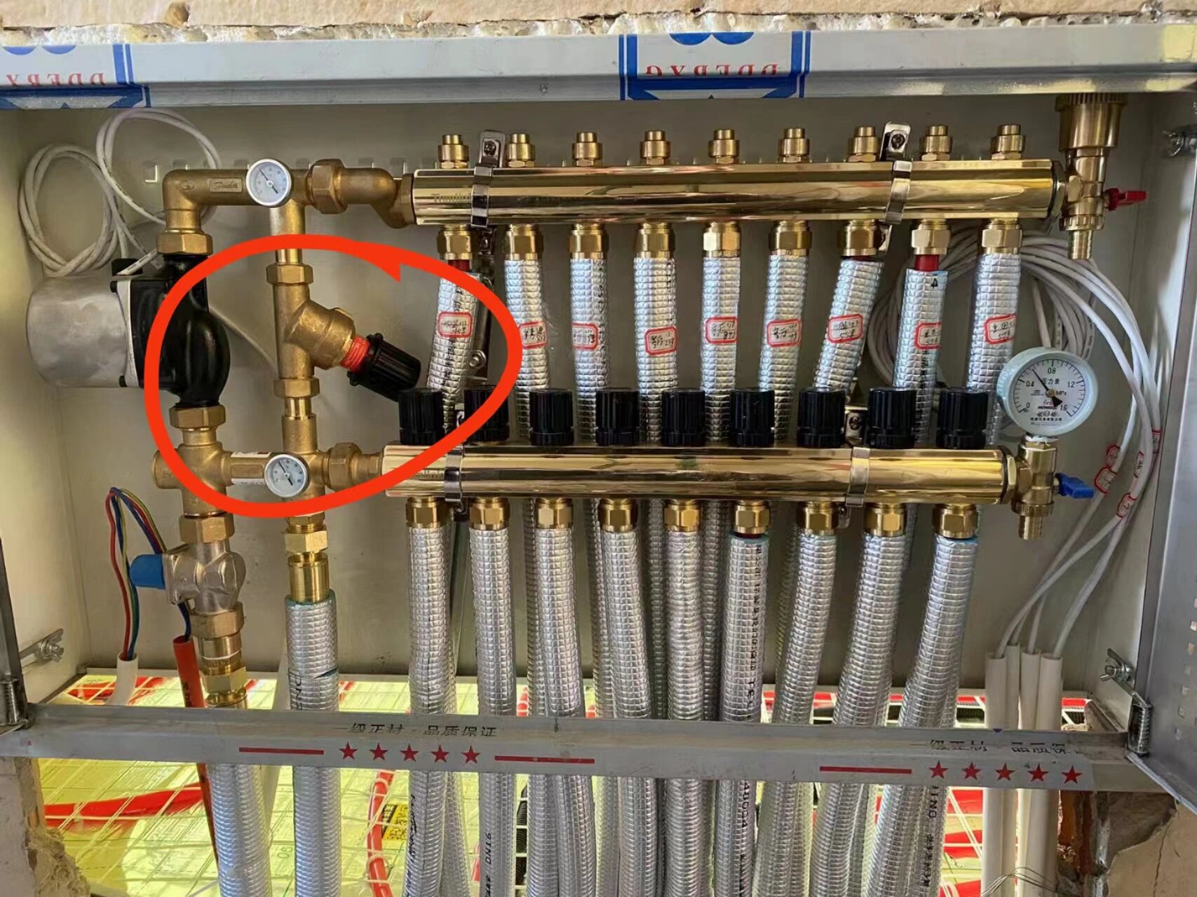 我们熟知地暖用得最多就是第三图片这种分水器末端尾件简易压差旁通