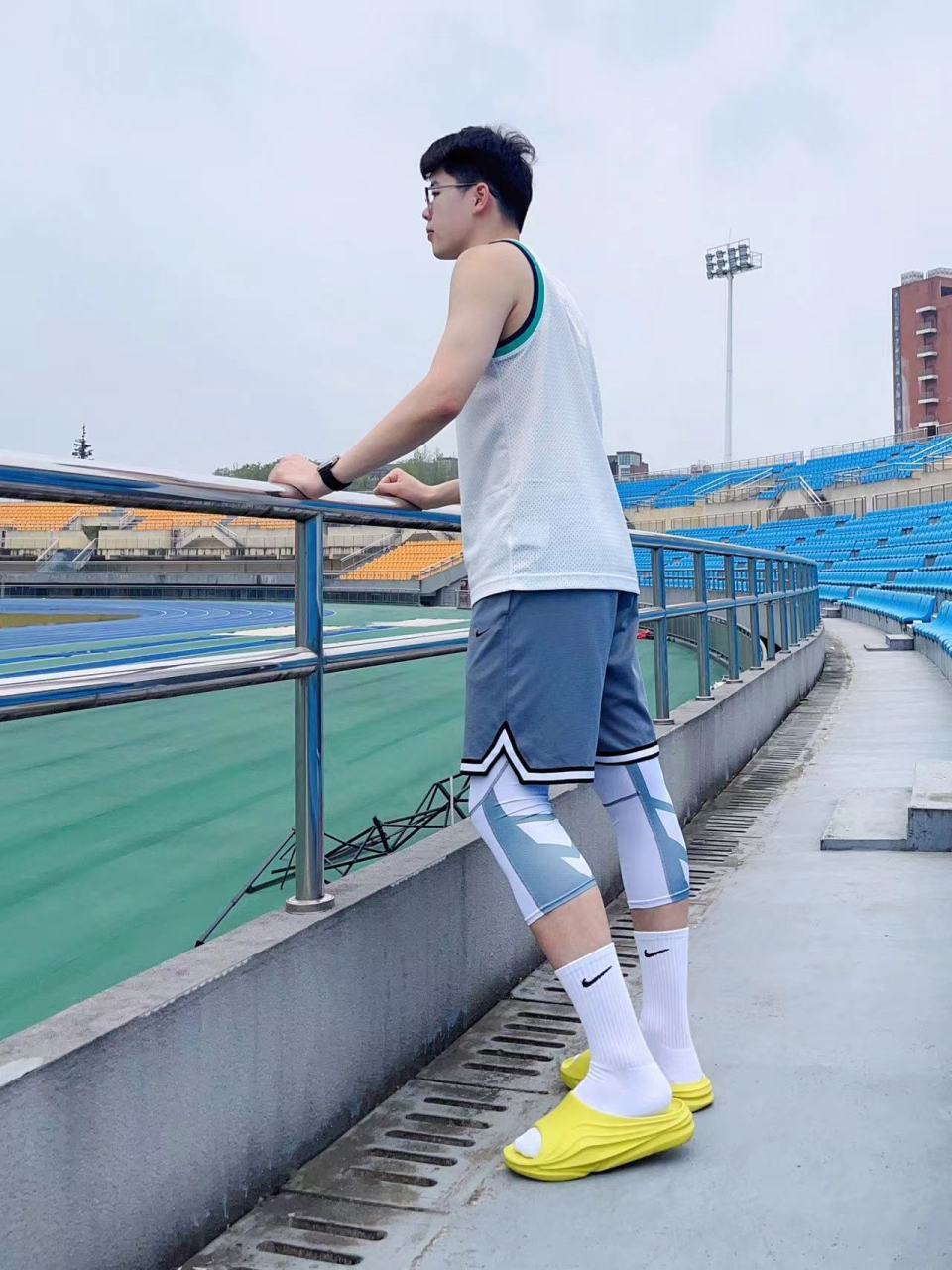 拖鞋 白袜,运动场上的绝佳搭配 运动的男生们都知道,再透气的运动鞋