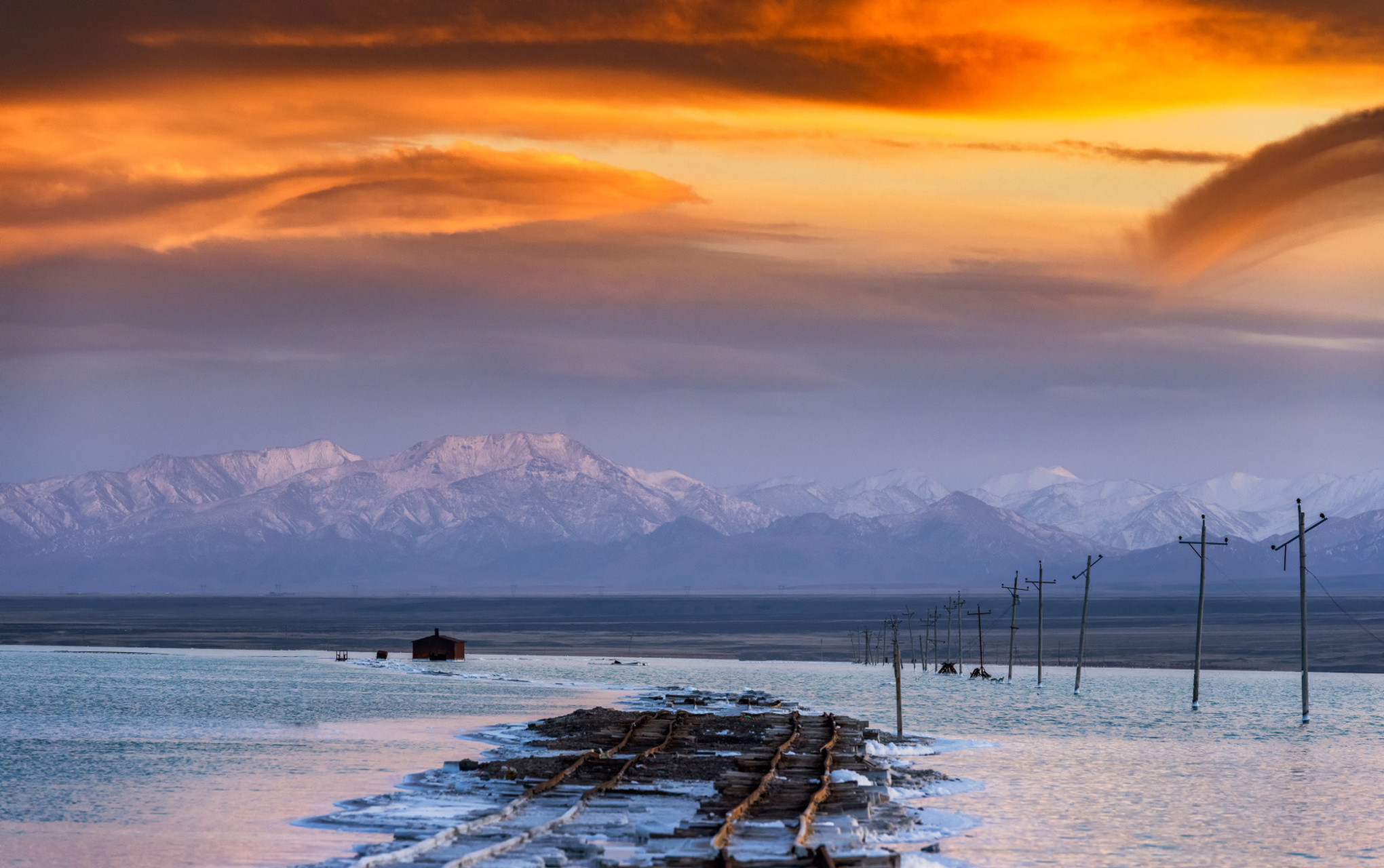 茶卡盐湖的冬天,低调的静谧,美成仙境 茶卡盐湖的冬天少了几分热情 多