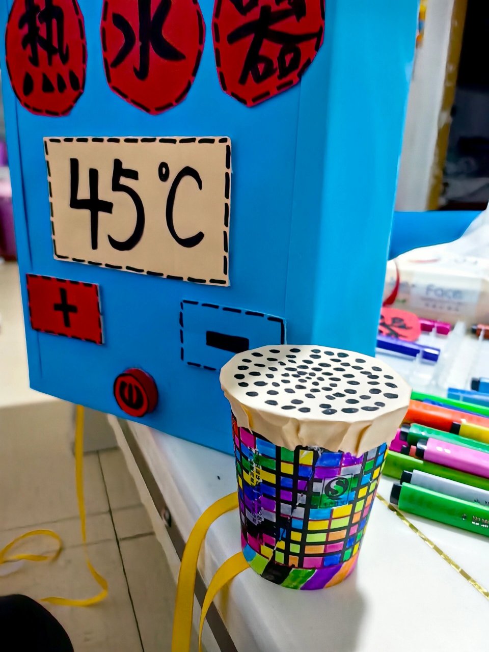 幼儿园理发区角手工diy 女儿大班特色区角-理发店 周末利用废旧纸箱