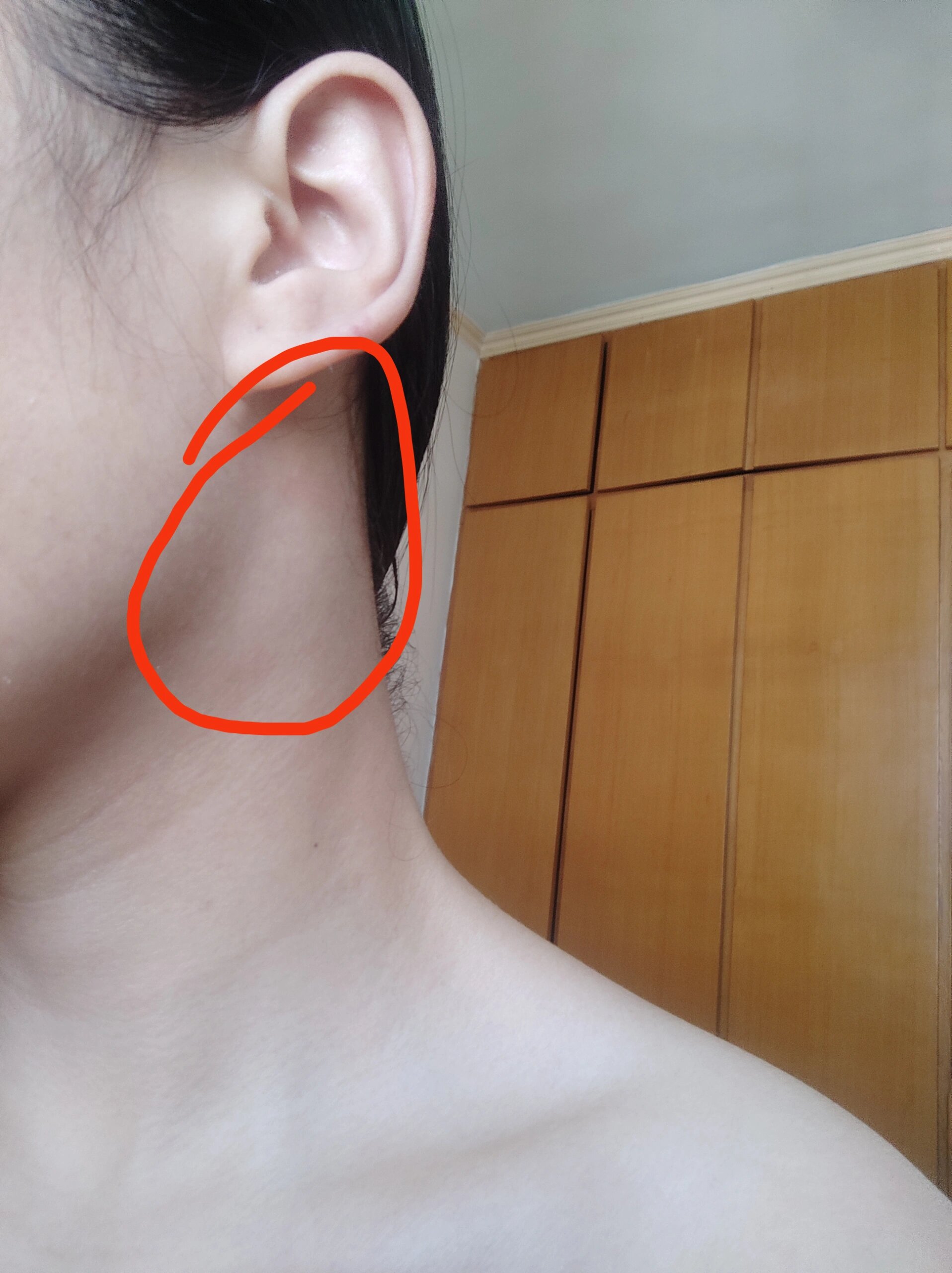 平常不痛摁着会痛,打哈欠也没啥反应,药店说是淋巴发炎给开了消炎药