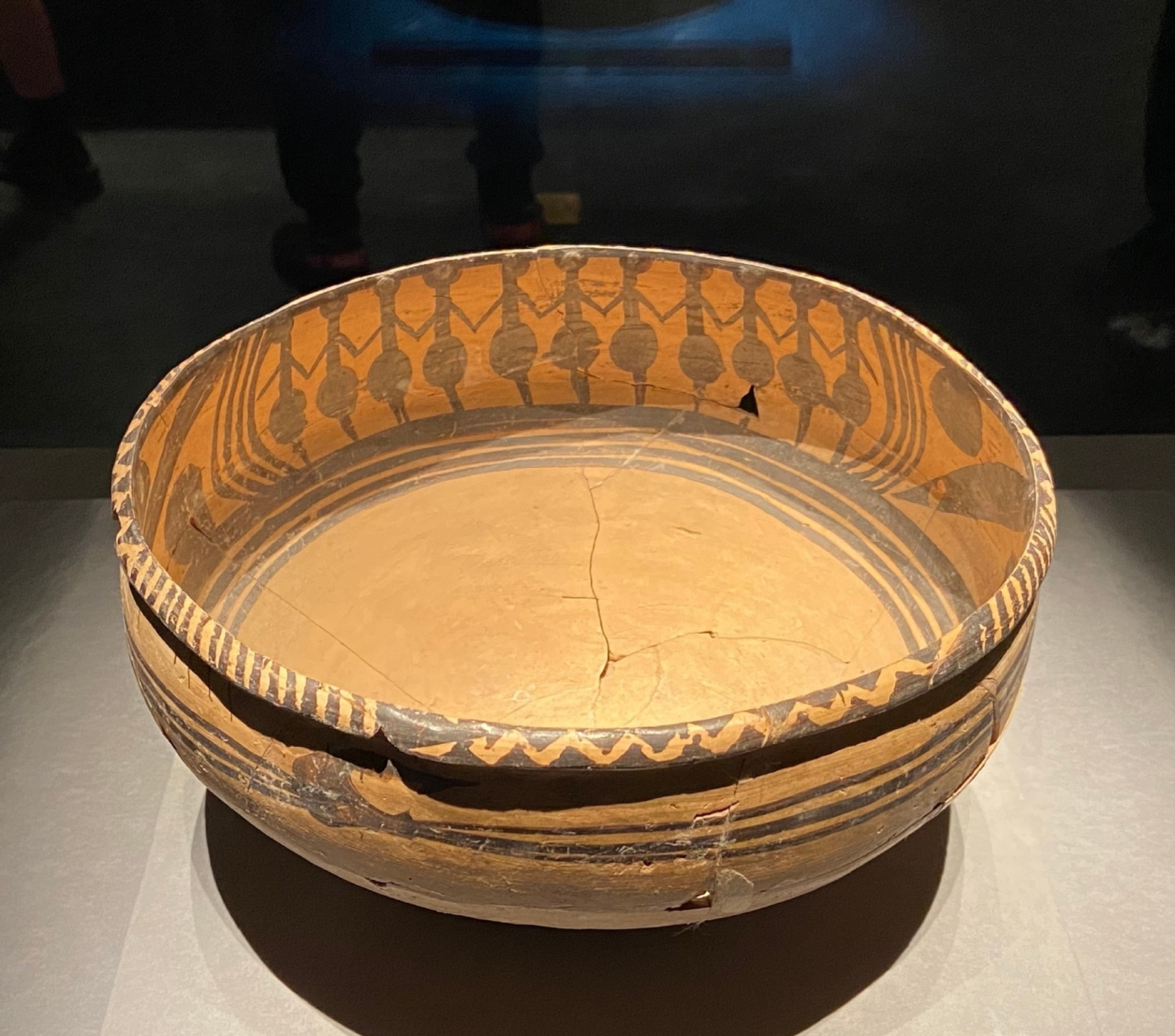 作品分析—《舞蹈纹彩陶盆》 166舞蹈纹彩陶盆《舞蹈纹彩陶盆》于