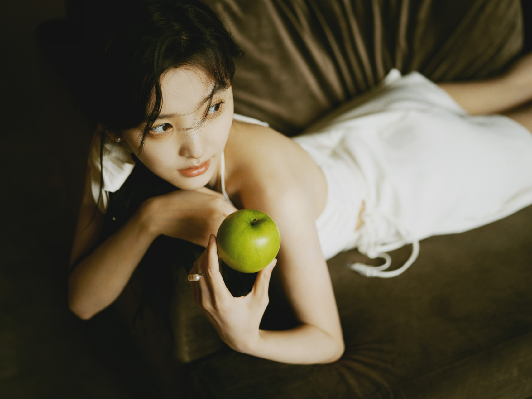 章若楠白色吊带裙,温柔甜美的小姐姐.#章若楠