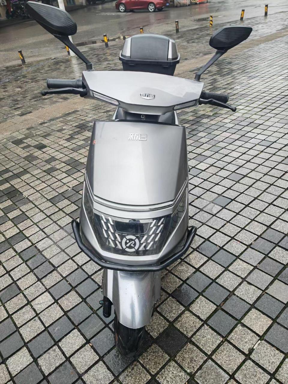 出几个月品牌新日电动车一辆72v35a石墨烯电瓶,不是那种什么20a呀32a
