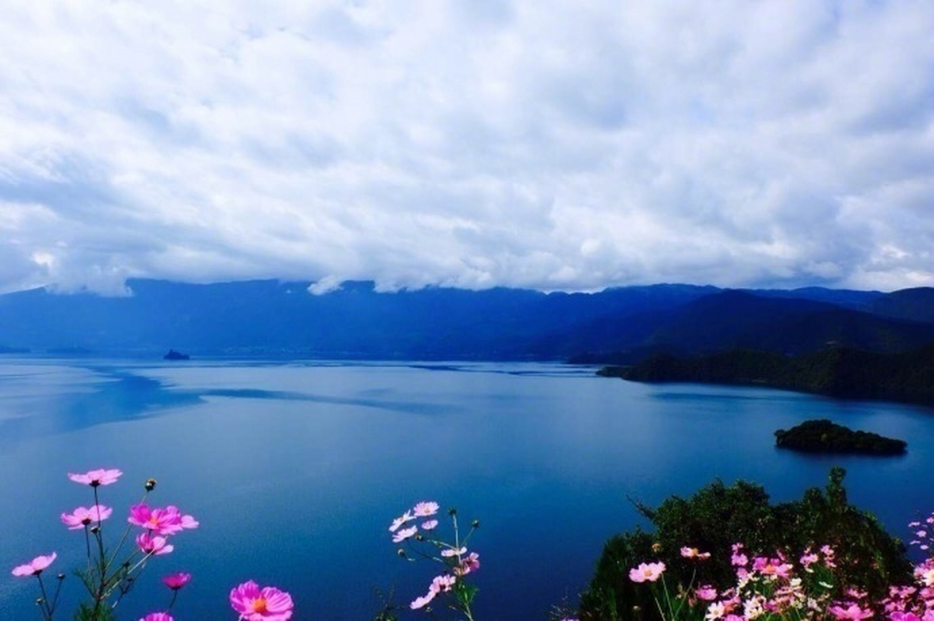 泸沽湖天水一色,宛如人间仙境,绝对要去看下!