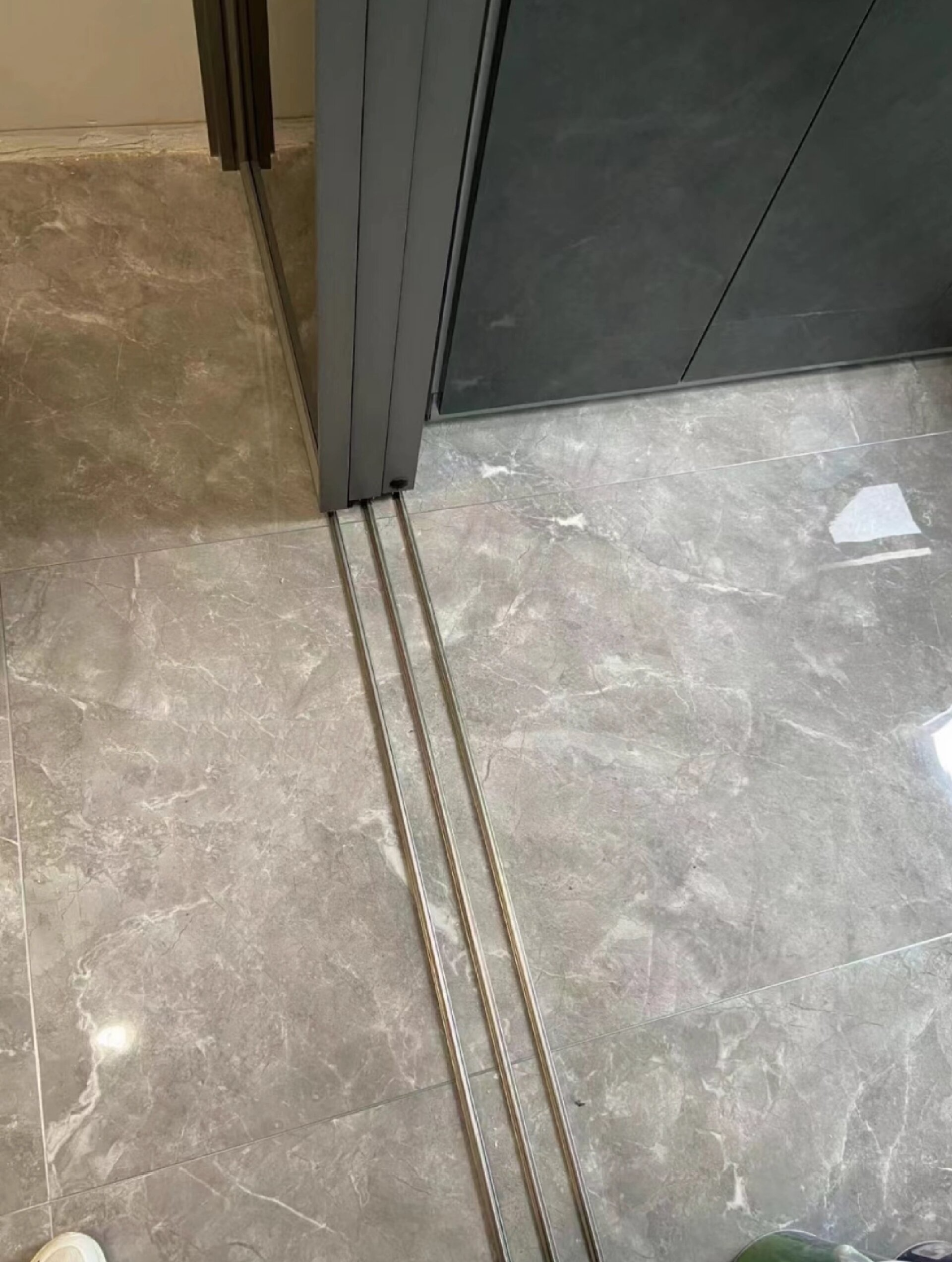 厨房装修极简地轨推拉门,进出空间更大 分享这位业主家,厨房三联动