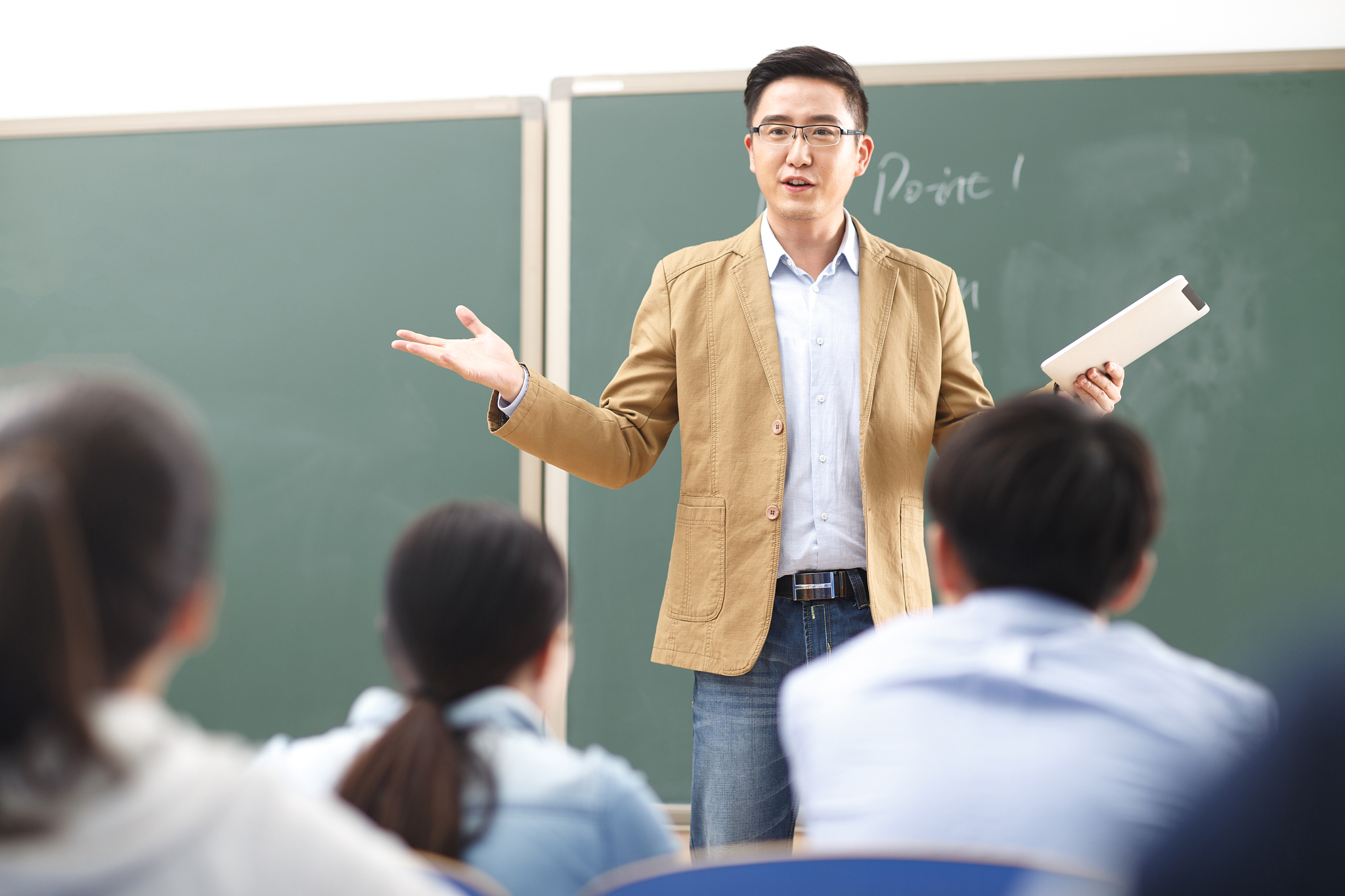 教育局回应强制教师买当地矿泉水这事儿,可真让人哭笑不得