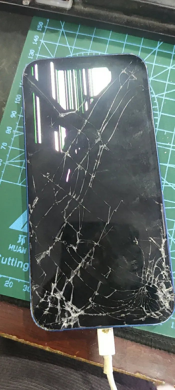 苹果12前屏摔碎图图片
