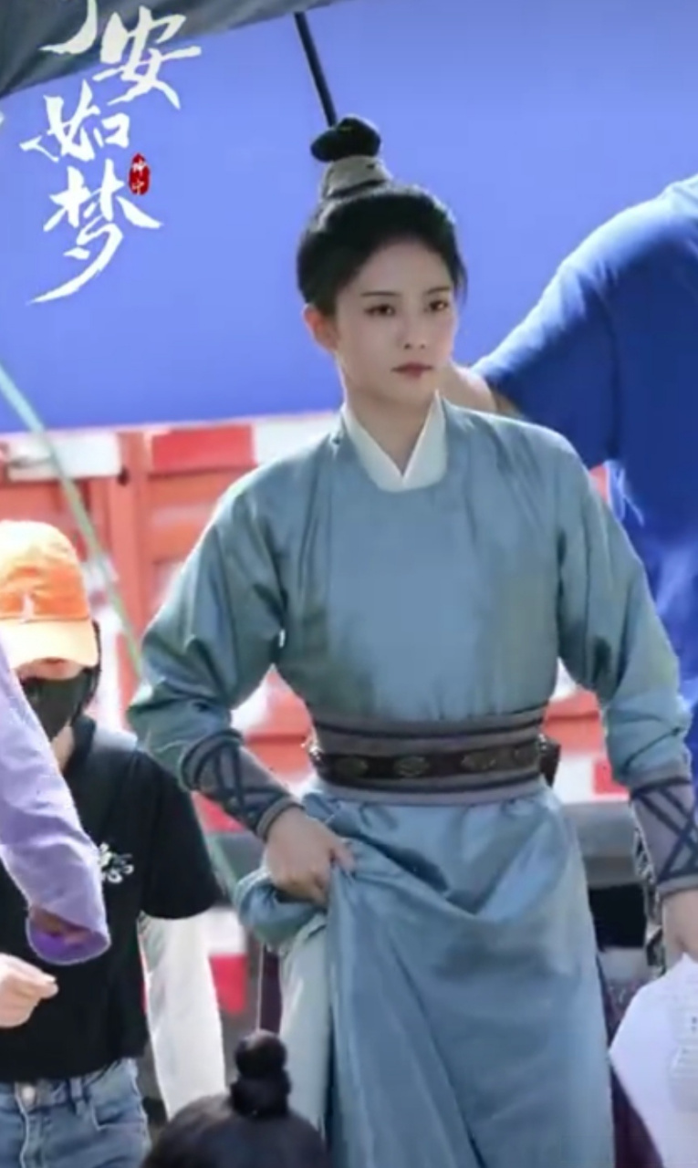 白鹿宁安如梦男装饭拍路透#白鹿电视剧《宁安如梦》身穿男装好帅呀