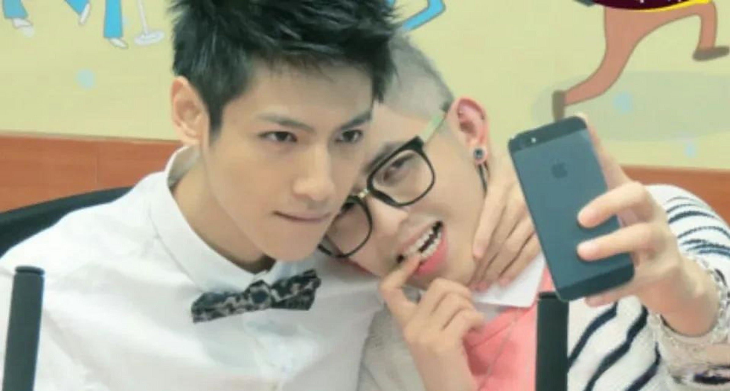 罗云熙符龙飞吻戏首先,我们来介绍一下这场吻戏的主演,一个是当红小生