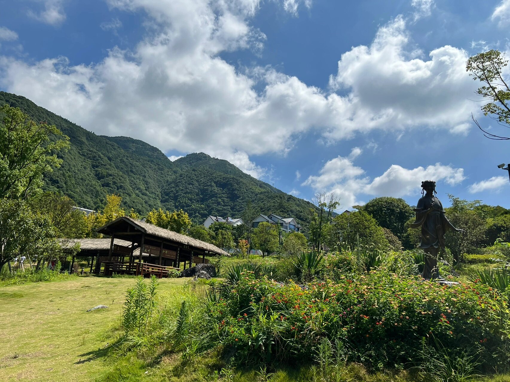 金华"小洱海"·鹿女湖 "鹿女湖"在金华山的半山腰,碧绿的湖水清澈见底