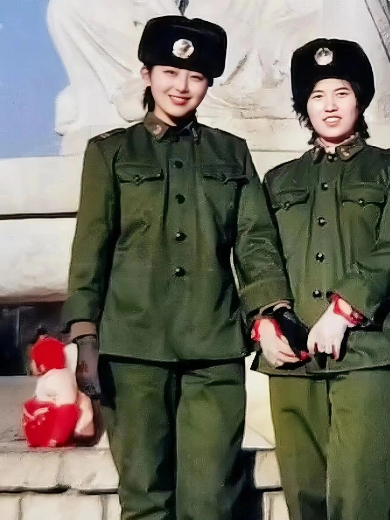 这是两个80年代的女兵的一张照片