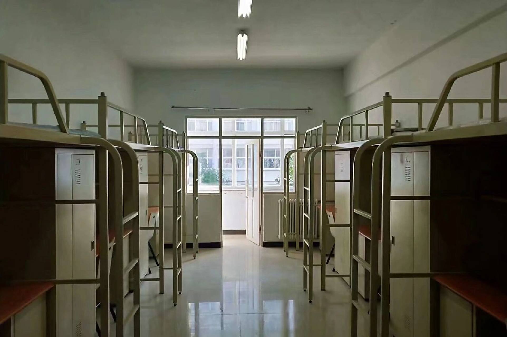 辽宁师范大学西山校区宿舍 女生是6人寝 男生是4人寝 上床下桌  无