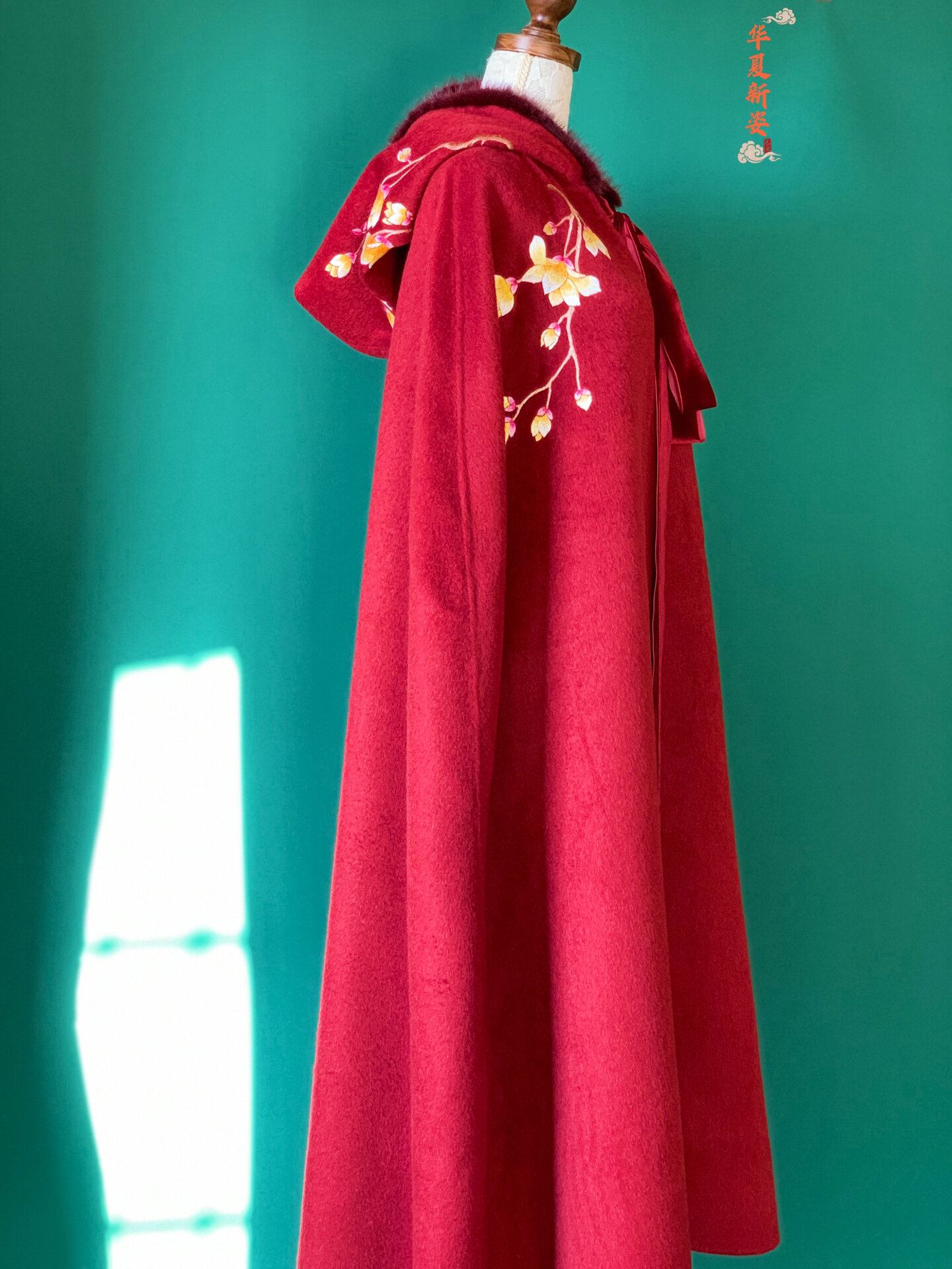 是红楼梦里踏雪寻梅的那件红色披风斗篷呀7715 玉兰帘外东风软