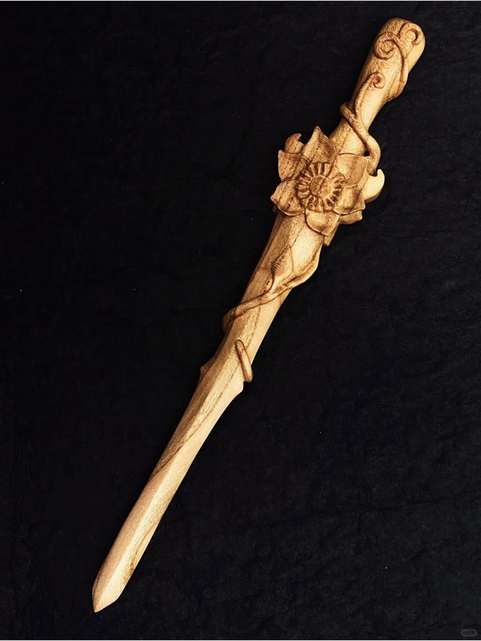 桃木剑图片 桃木剑是道教的一种法器,在中国传统习俗中也被认为有镇宅