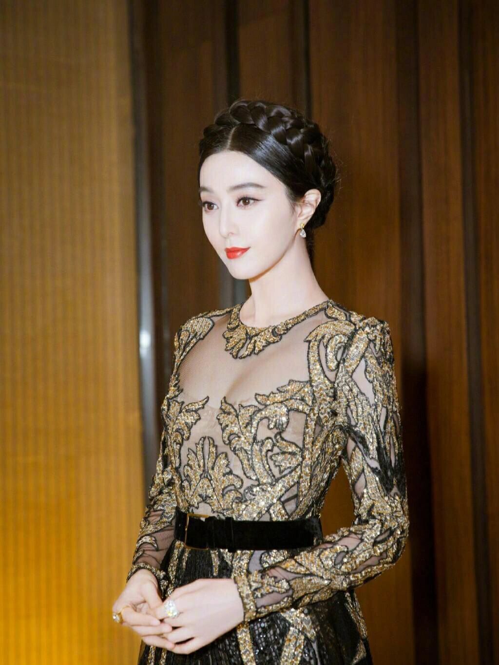 范冰冰身穿黑色网纱礼服裙气场成熟有魅力