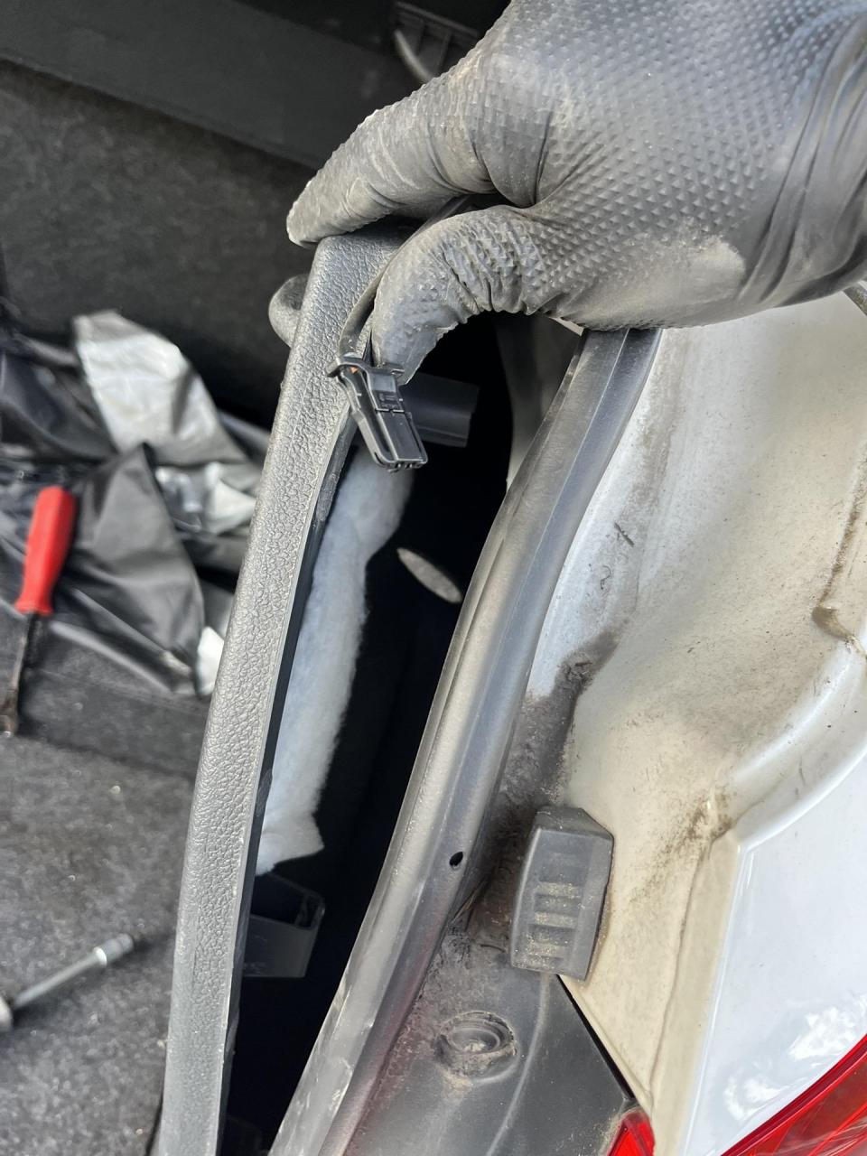 途观油箱盖无法打开,更换油箱电机锁步骤:拆下油箱盖内侧的唯一一颗