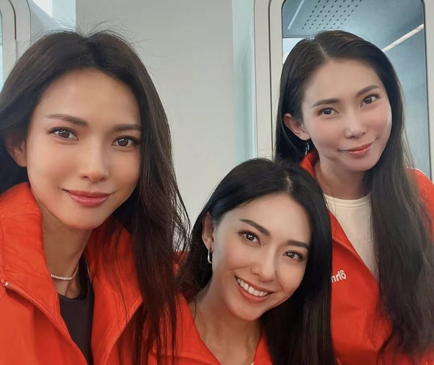 成功上市,被大19岁富豪丈夫宠上天 2r的两位成员黄婉君和黄婉佩姐妹