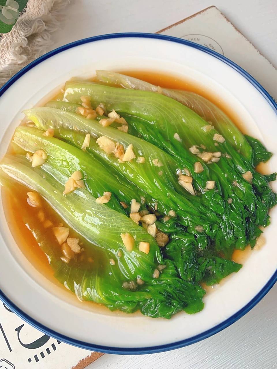 超级下饭,低卡低脂,减肥的姐妹学起来～ 【清炒蒜蓉生菜】 食材:生菜