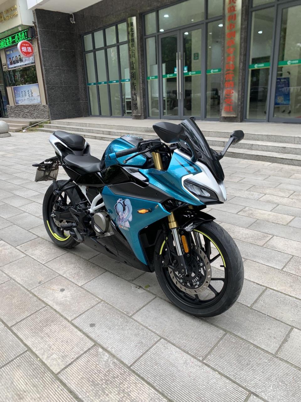 拿下22年底上牌的赛道版春风250sr