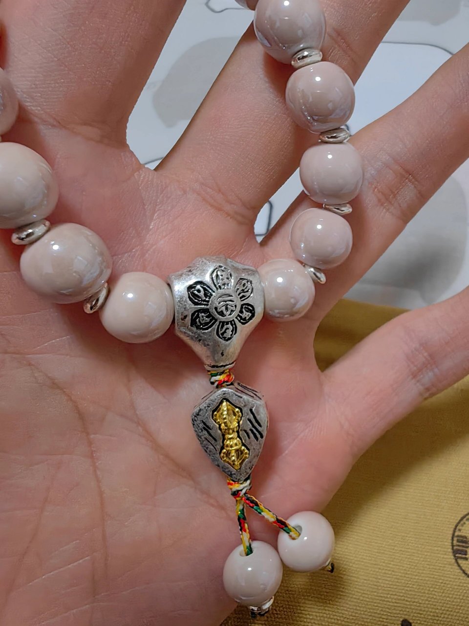 雍和宫香灰瓷手串(代的) 有没有自己去求过的说一下这个是不是真的