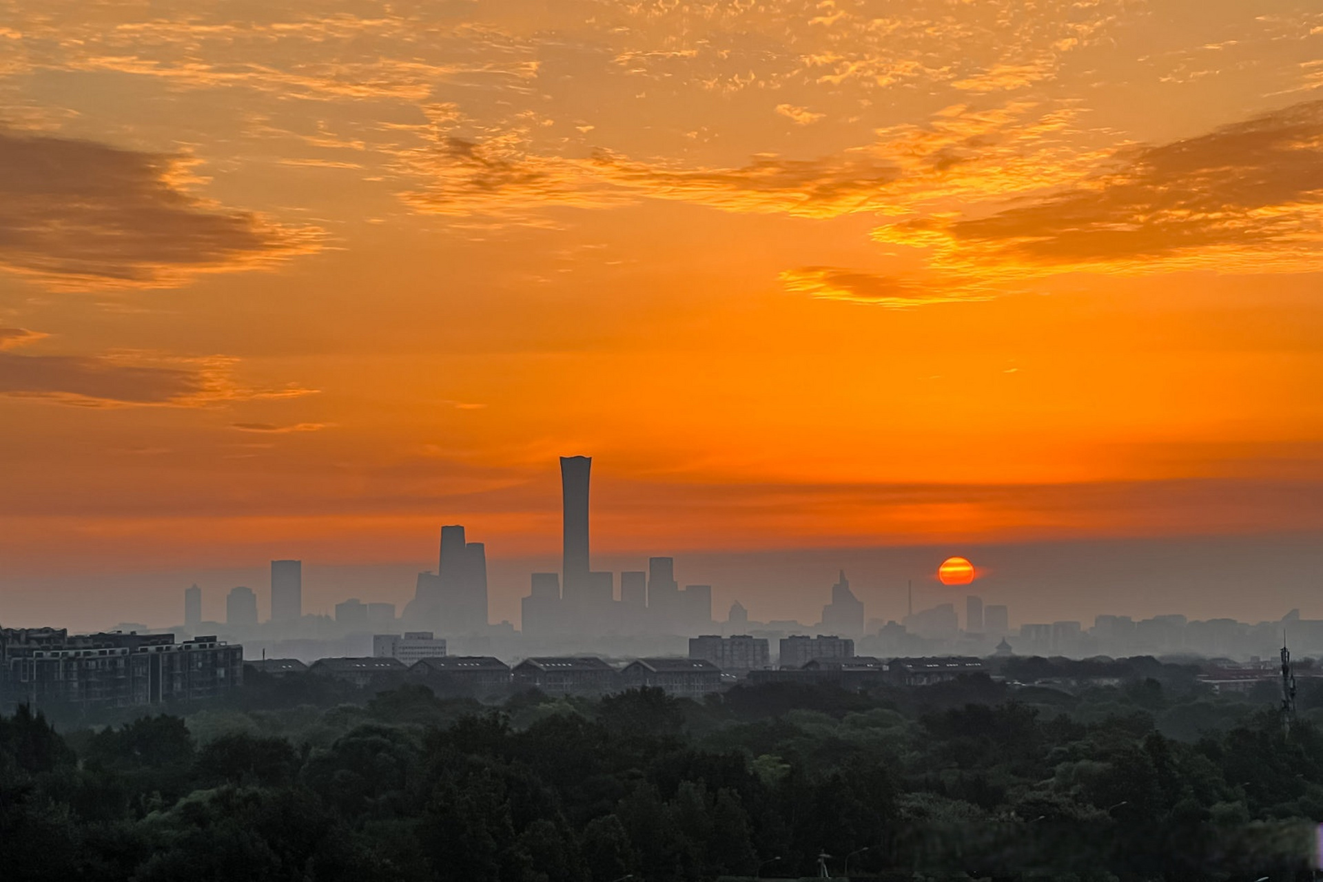 北京现壮丽朝霞 今天清晨,北京又现绚烂朝霞