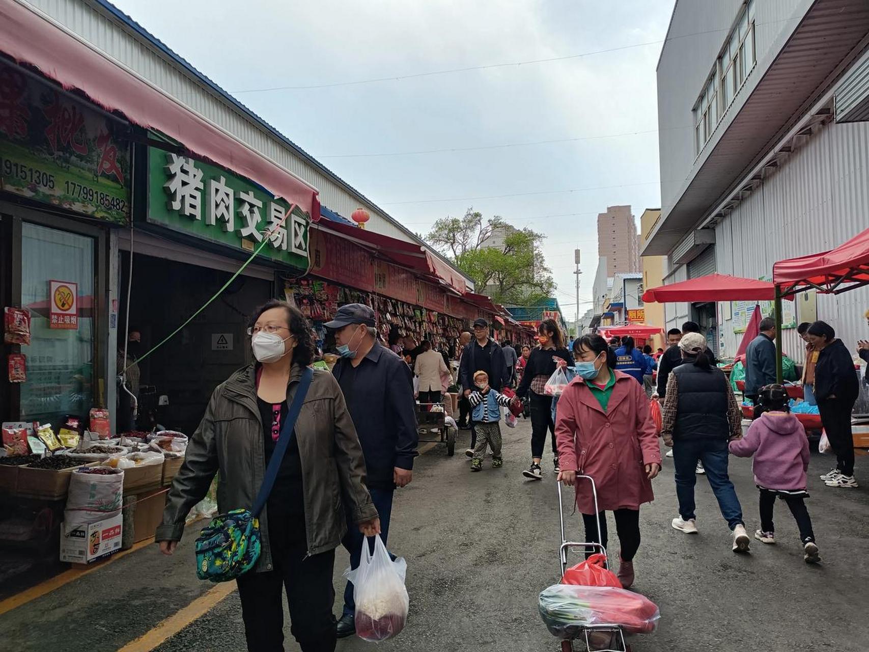 乌鲁木齐头条 五一期间,北园春市场一瞥.