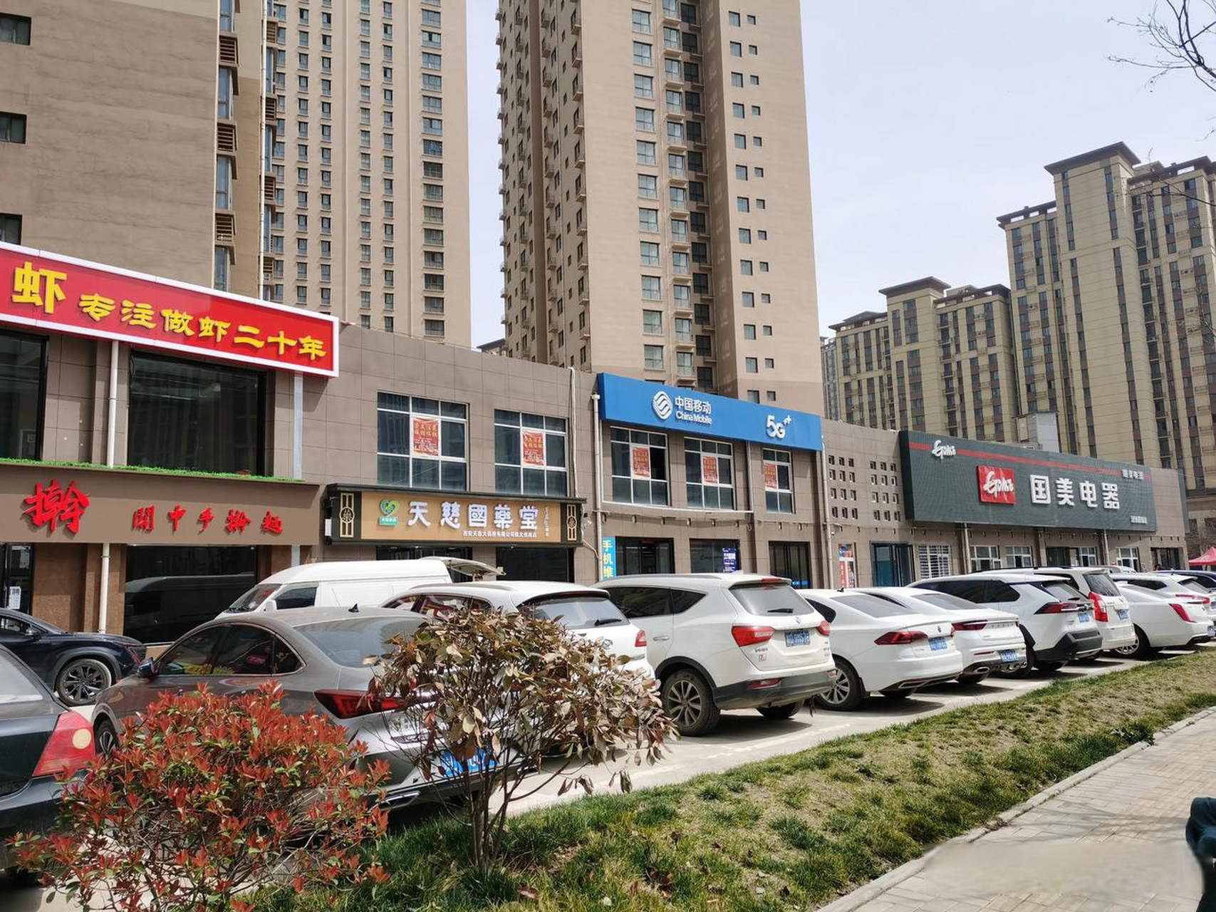 安置房社区——崇文佳苑,目前这边应该是泾河新城人气最旺盛的地方了