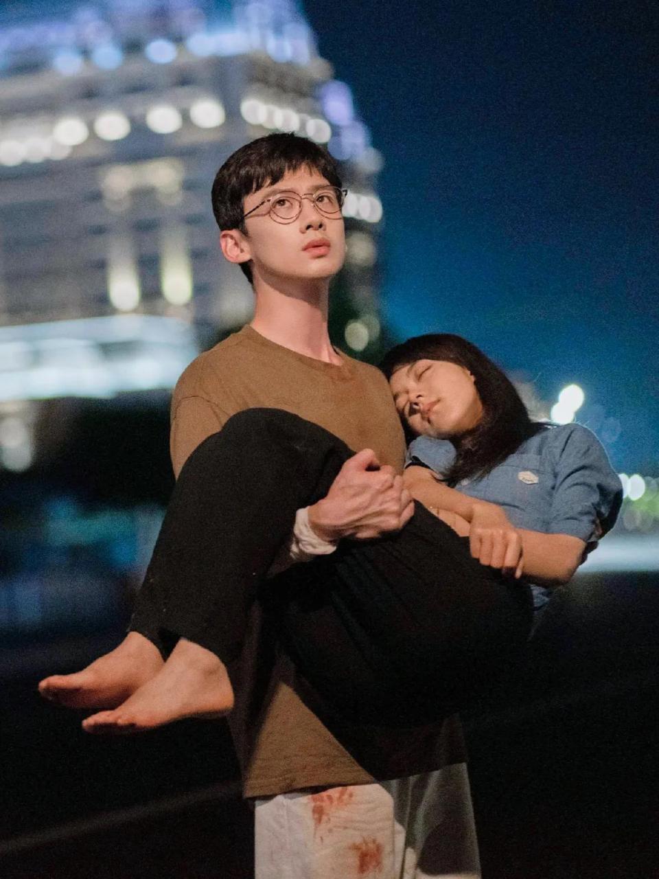 陆之昂抱颜末这张图真是百看不厌,太有安全感了,肖鹤云抱李诗情这张