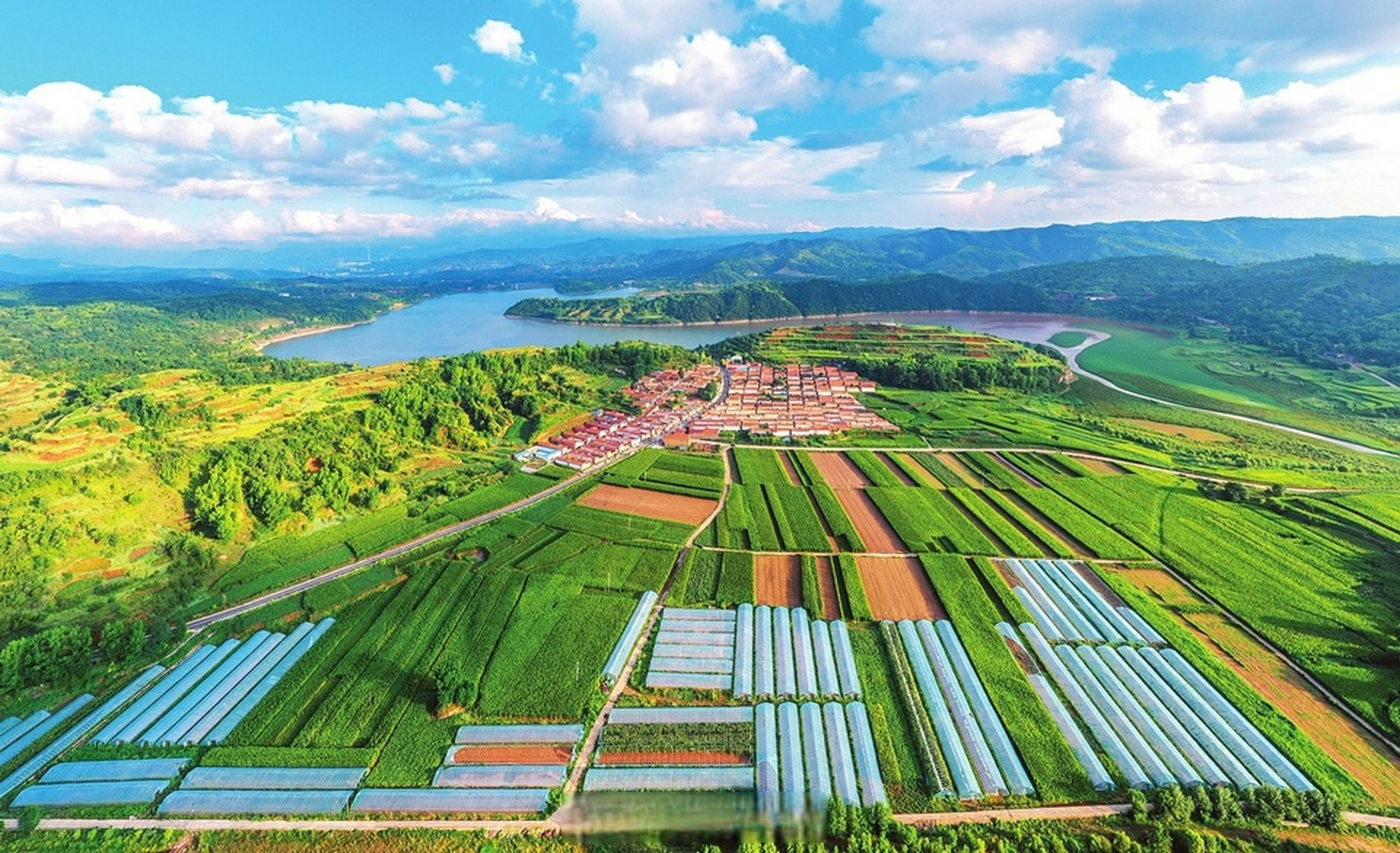 【和美乡村新画卷】8月1日,左权县竹宁村,青山绿水,美丽田园与现代