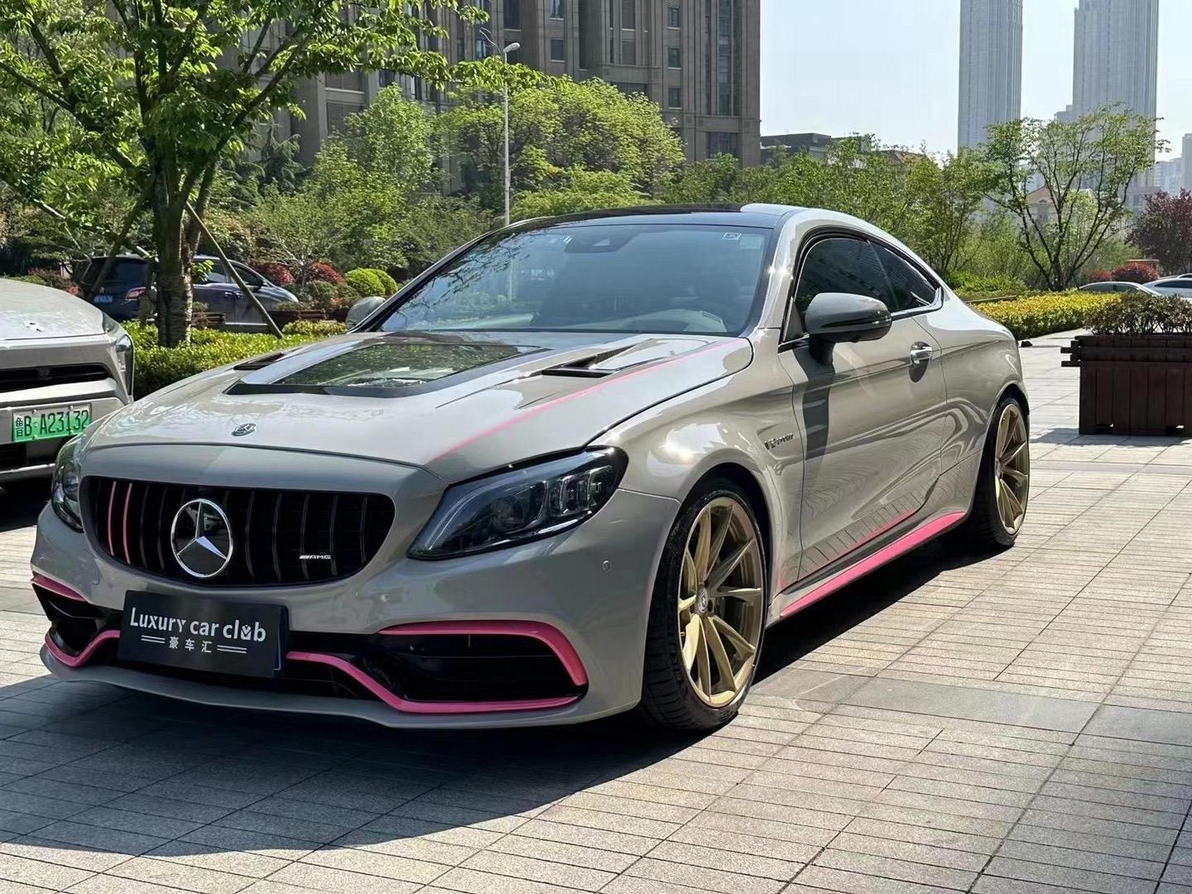 奔驰 amg c63 双门轿跑车,原车黑色外漆(贴灰色改色膜), 2020 年 6 月