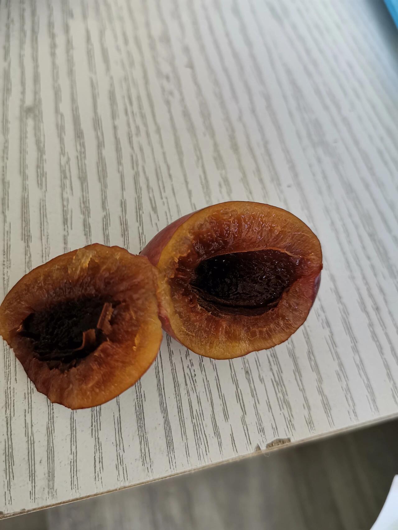 买了西梅,里面是这样的,发黑,能吃吗?