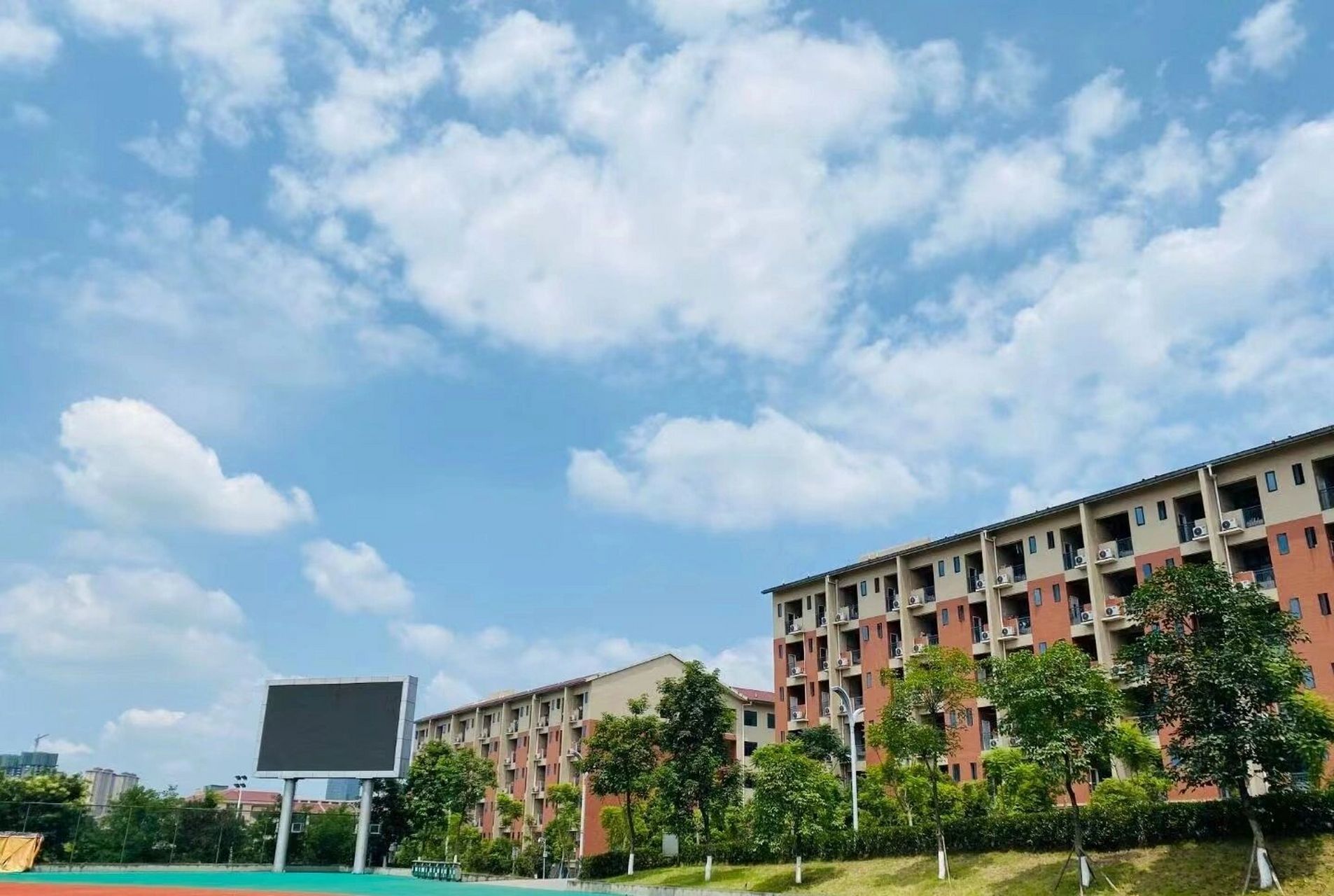 泸州职业技术学院校园风景    学弟学妹们快来泸职院看美丽的建筑风景