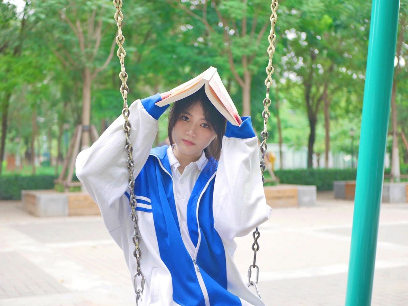 于是就叫上朋友 穿上校服拍了这组照片! 不过因