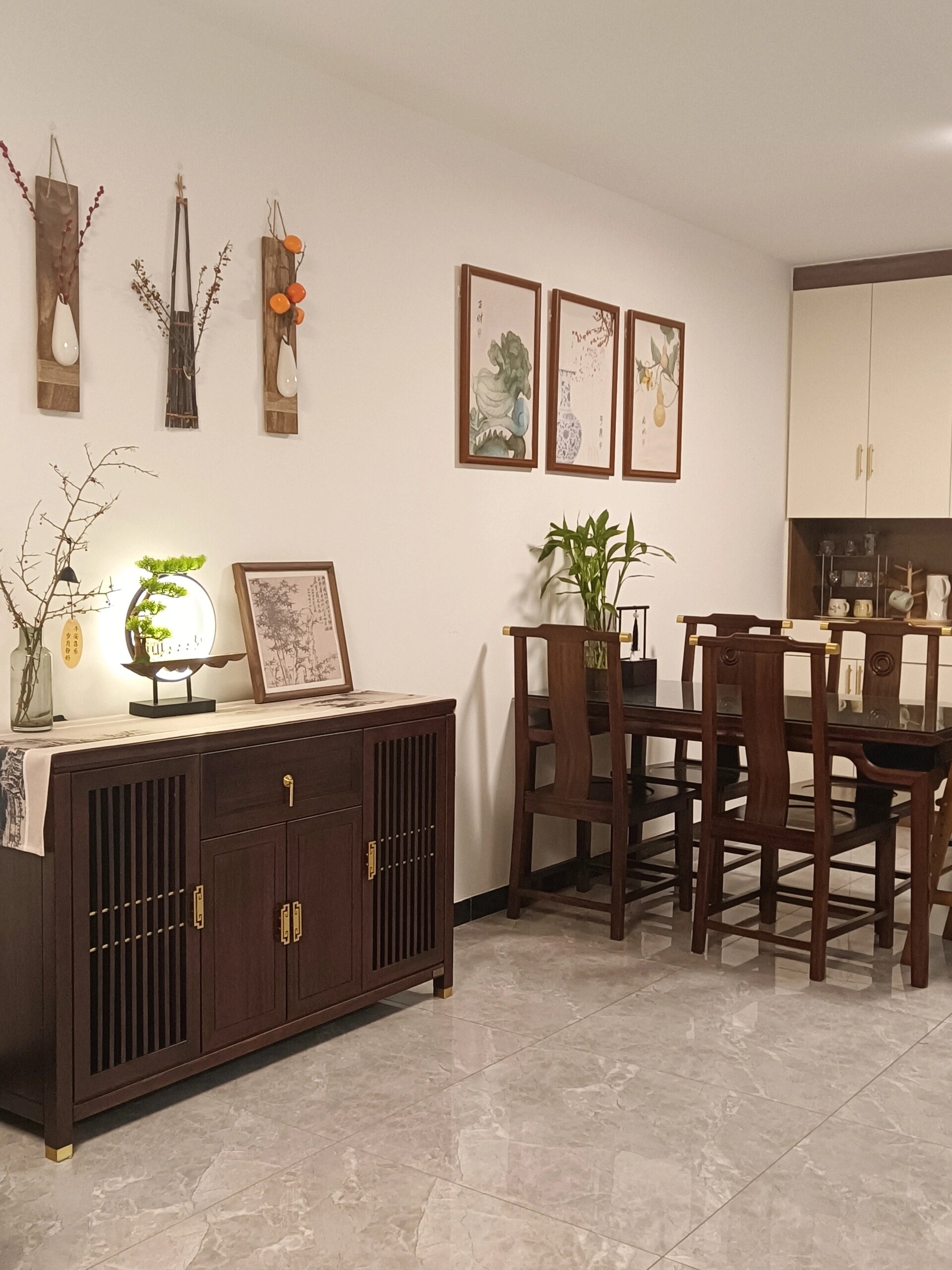 一提新中式装修,就自动匹配木地板 其实灰色地砖与新中式也很搭哦 刚