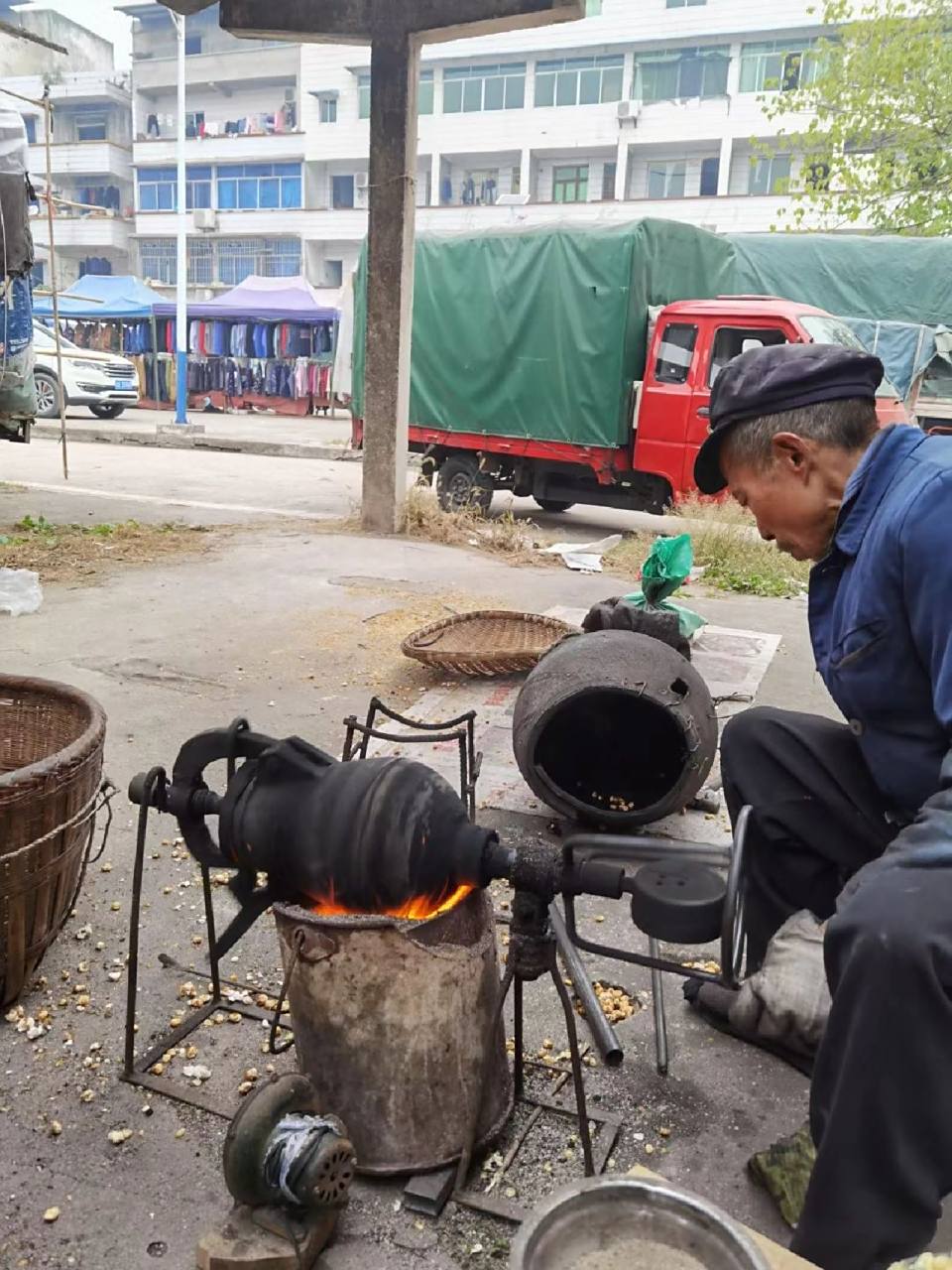 童年的味道·老式爆米花机 小时候过年前他们就挑着机器到处走街串巷