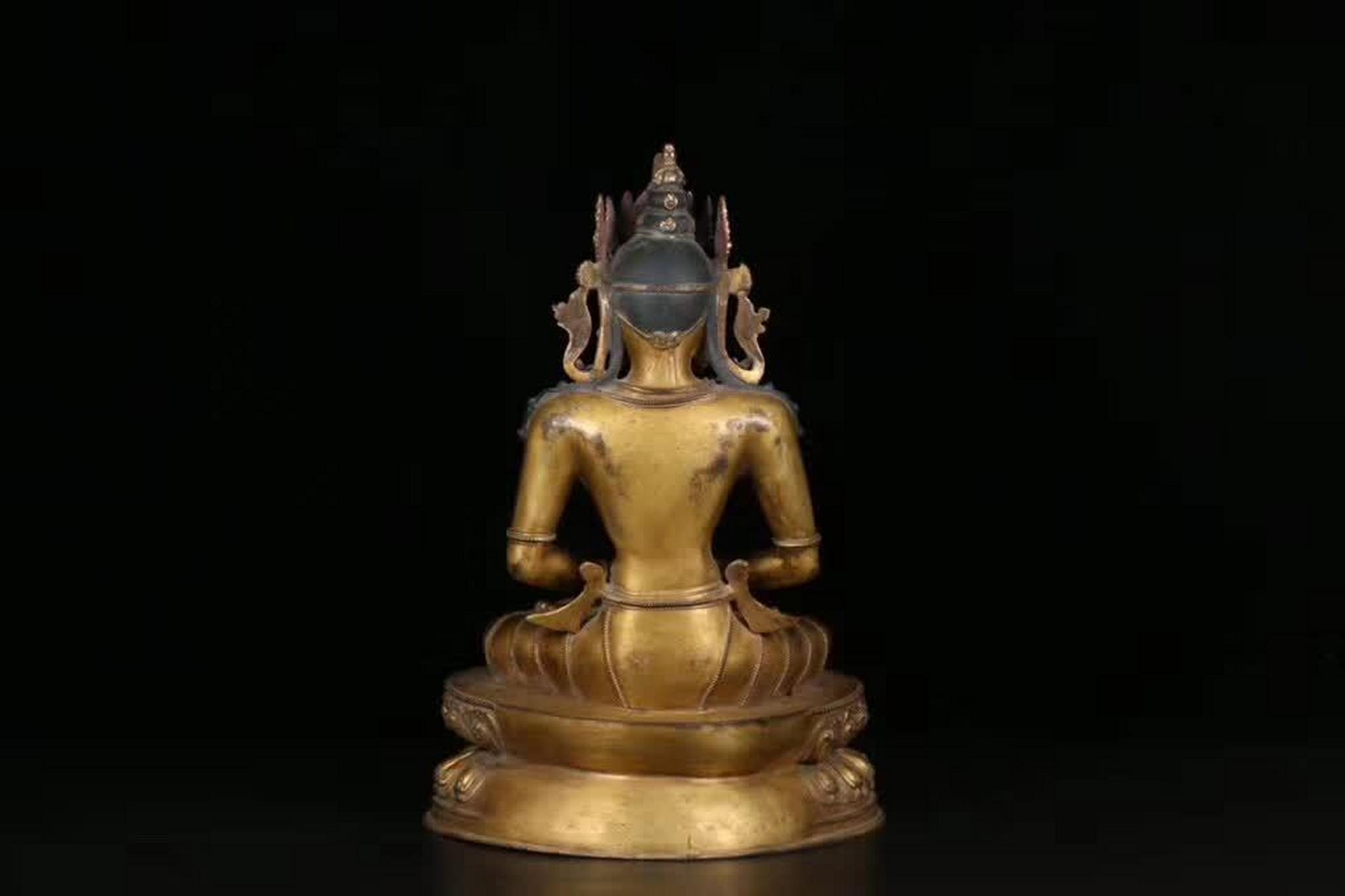 清代藏传铜鎏金《长寿佛》坐像以其独特的艺术魅力与深厚的宗教文化