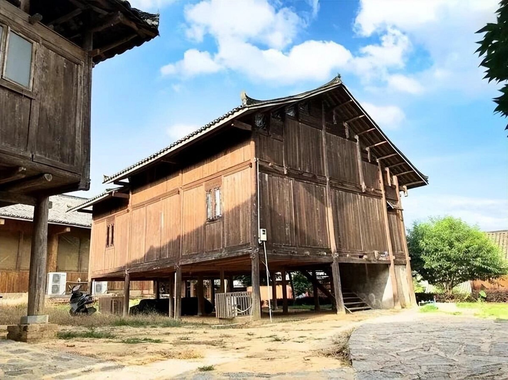 吊脚楼:中国多民族的传统民居建筑形式 吊脚楼,为苗族(重庆,贵州等)