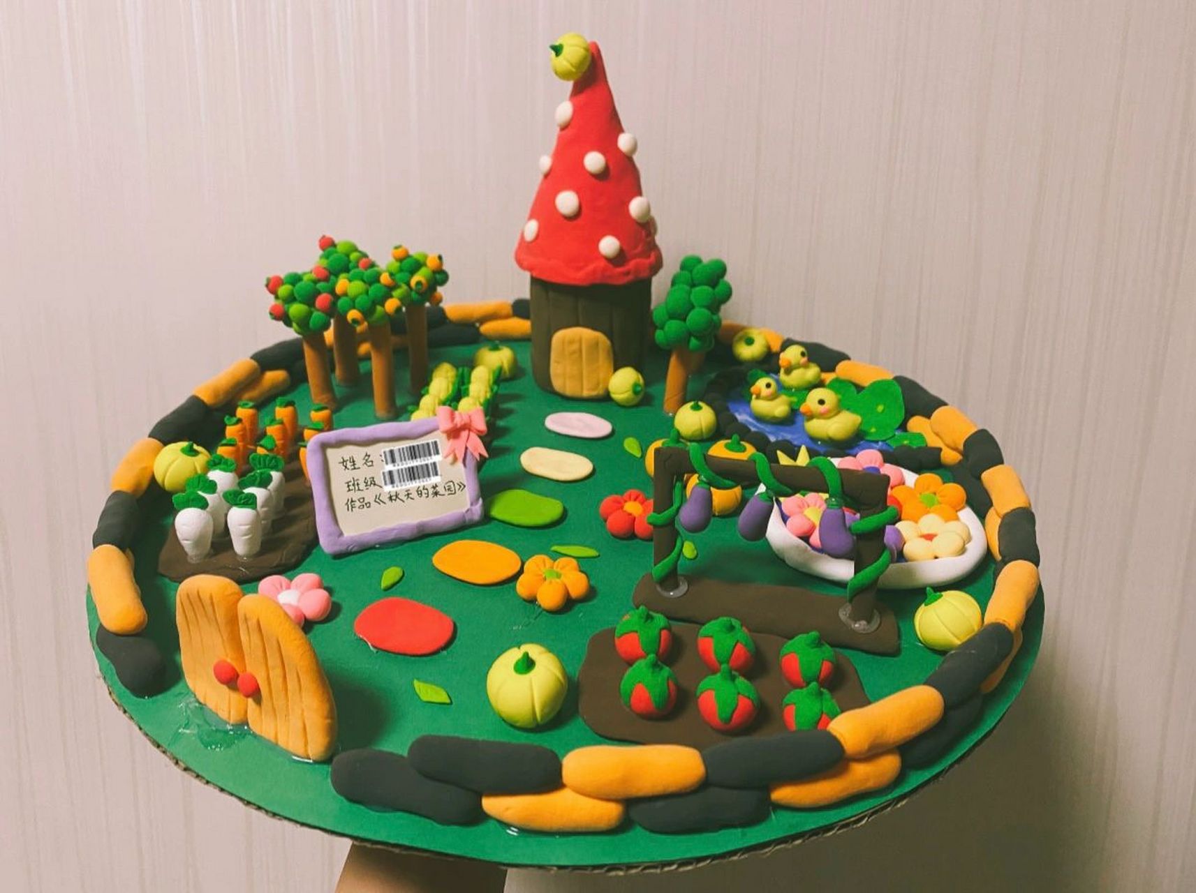 的菜园 一个有作业的周末 于是开始"捏,捏,捏……" 材料: 彩色轻粘土