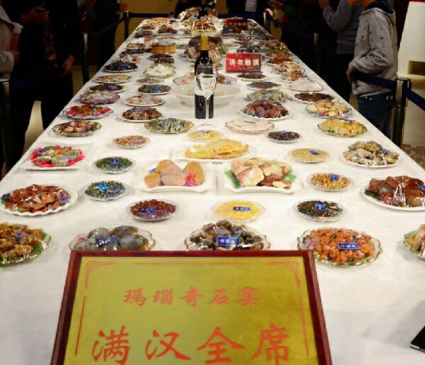 满汉全席是我国一种集合满族和汉族饮食特色的巨型筵席,起源于清朝的
