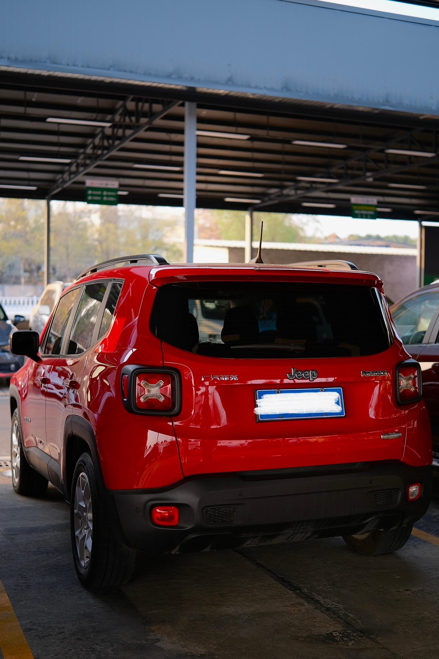 成都二手的吉普自由侠2018款,红色的吉普! 颜值真的很高!